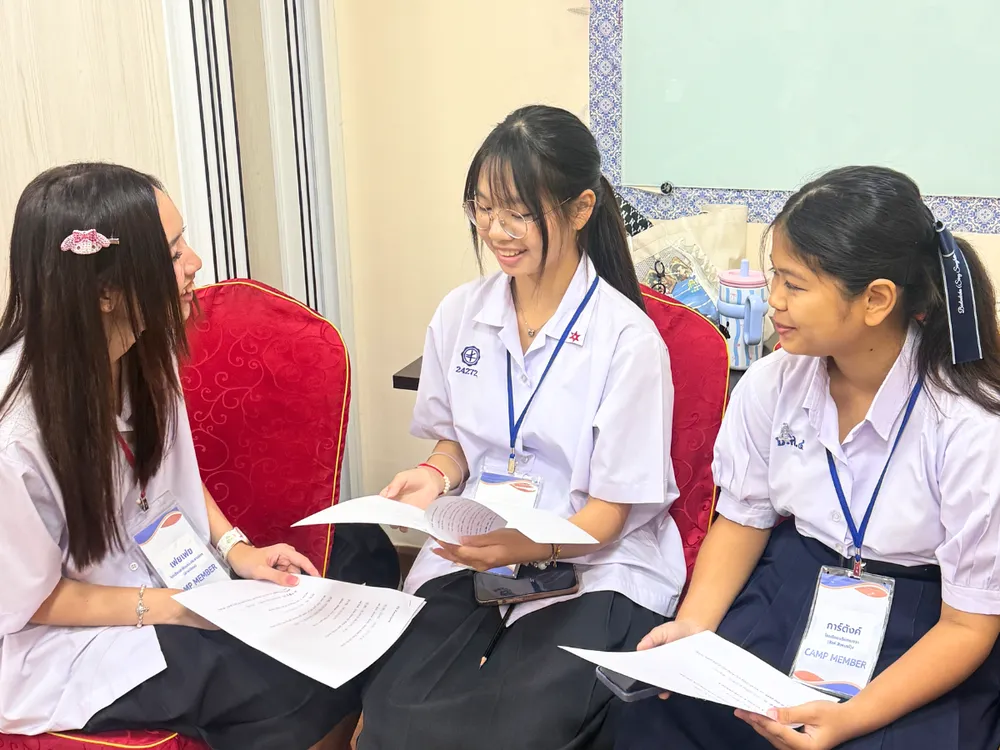 นักเรียนร่วมกิจกรรม One Day Camp ของ Jinbu นั่งอภิปรายและทำกิจกรรมกลุ่ม เรียนรู้ภาษาจีนผ่านประสบการณ์จริง