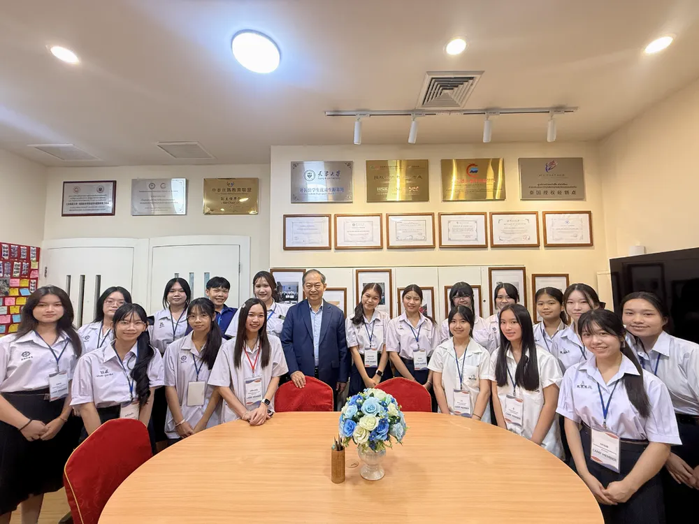 นักเรียนและครูร่วมถ่ายภาพหมู่ในกิจกรรม One Day Camp Jinbu พร้อมบรรยากาศการเรียนรู้ภาษาจีน