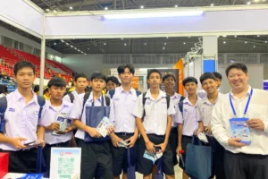 นักเรียนเข้าร่วมงาน PATTAYA’S TCAS & STUDY ABROAD FAIR รับข้อมูลเรียนต่อจีนจากบูธ Jinbu