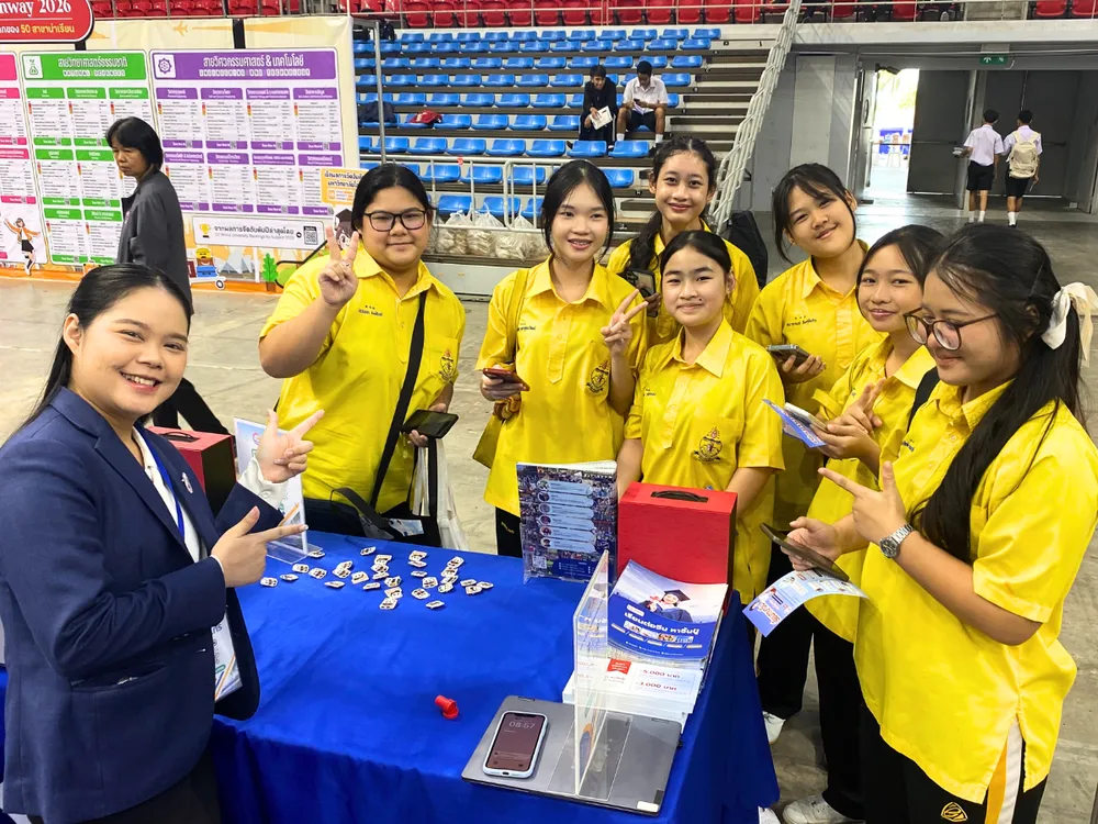 กลุ่มนักเรียนร่วมเล่นกิจกรรมบูธของ Jinbu ในงาน PATTAYA’S TCAS & STUDY ABROAD FAIR