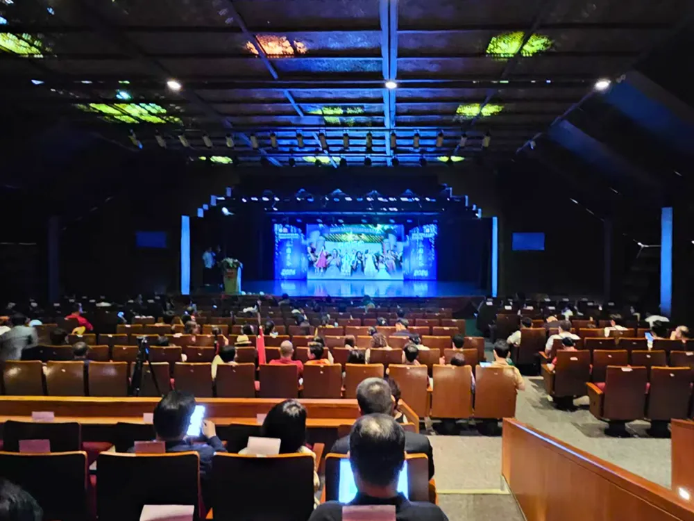 บรรยากาศการแสดงศิลปวัฒนธรรมจีนบนเวที พร้อมผู้ชมเต็มหอประชุม