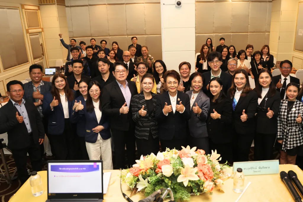 ผู้เข้าร่วมอบรมพัฒนาหลักสูตรเชื่อมโยงมาตรฐานอาชีพ ร่วมถ่ายภาพหมู่ ณ โรงแรมเอส ดี อเวนิว กรุงเทพฯ