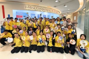 นักเรียนโรงเรียนเทพศิรินทร์ นนทบุรี ร่วมกิจกรรม China Day Camp ที่ Jinbu Languages ถือพัดจีนและตุ๊กตาแพนด้า