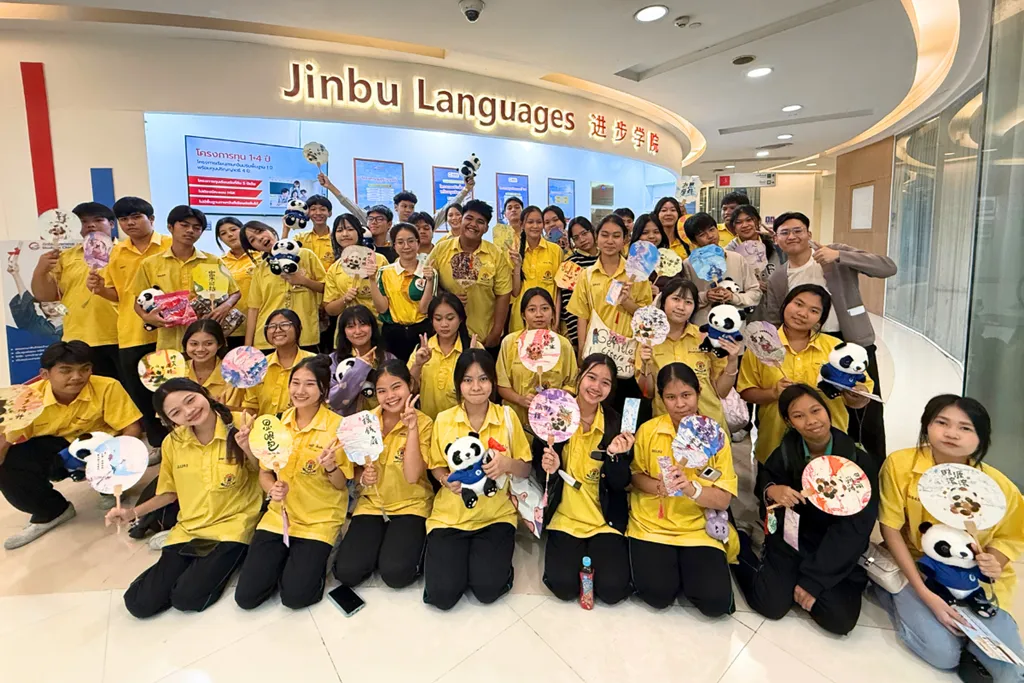 นักเรียนโรงเรียนเทพศิรินทร์ นนทบุรี ร่วมกิจกรรม China Day Camp ที่ Jinbu Languages ถือพัดจีนและตุ๊กตาแพนด้า