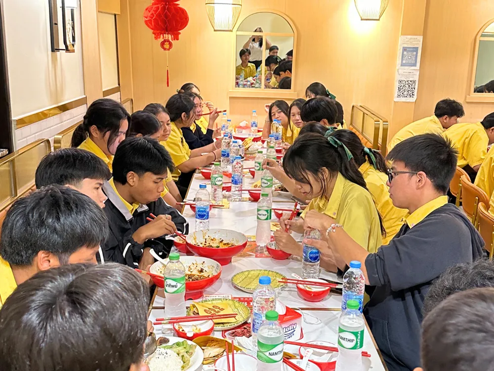 นักเรียนร่วมรับประทานอาหารจีนแบบกลุ่มในร้านอาหารระหว่างกิจกรรม China Day Camp