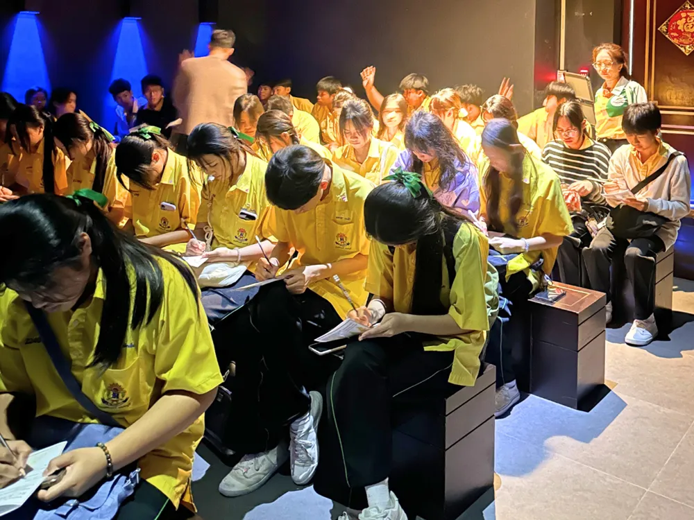 นักเรียนสวมเสื้อเหลืองเข้าร่วมกิจกรรมเชิงปฏิบัติในห้องเรียน เขียนบันทึกและแลกเปลี่ยนความคิดเห็น