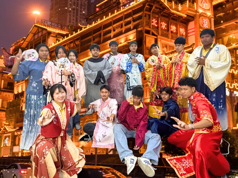 นักเรียนสวมชุดจีนโบราณ Hanfu ร่วมถ่ายภาพหมู่ในบรรยากาศเมืองจีนยามค่ำคืน