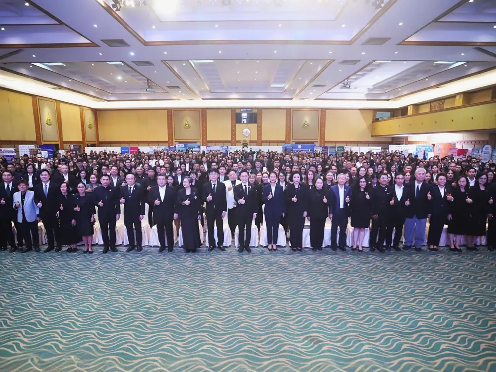 ผู้เข้าร่วมงาน TPQI AWARD 2025 ถ่ายภาพหมู่ร่วมกันในบรรยากาศงานมอบรางวัล