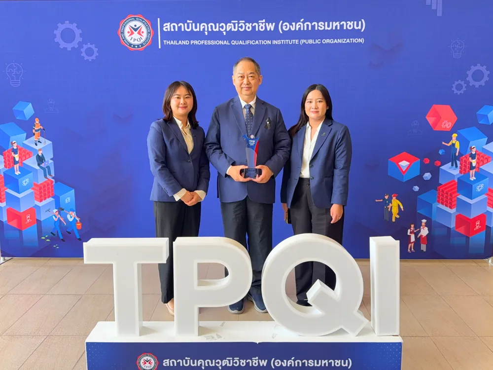 ผู้บริหารและทีมงาน Jinbu ถือรางวัลและถ่ายภาพร่วมกันในงาน TPQI AWARD 2025
