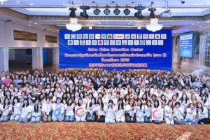 นักศึกษาและทีมงาน Jinbu ถ่ายภาพหมู่ในงานปฐมนิเทศ ณ โรงแรมแมนดาริน กรุงเทพฯ