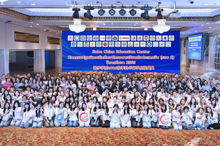 นักศึกษาและทีมงาน Jinbu ถ่ายภาพหมู่ในงานปฐมนิเทศ ณ โรงแรมแมนดาริน กรุงเทพฯ