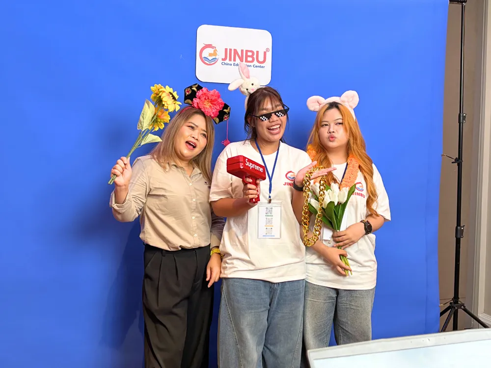 นักศึกษาถ่ายภาพหมู่กับดอกไม้และอุปกรณ์ประกอบฉากในงานปฐมนิเทศ Jinbu