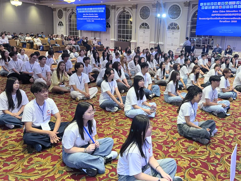 นักศึกษานั่งฟังบรรยายในห้องประชุมปฐมนิเทศ Jinbu