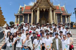 นักศึกษาจีนถ่ายภาพหมู่หน้าวัดไทยในโครงการแลกเปลี่ยน Jinbu