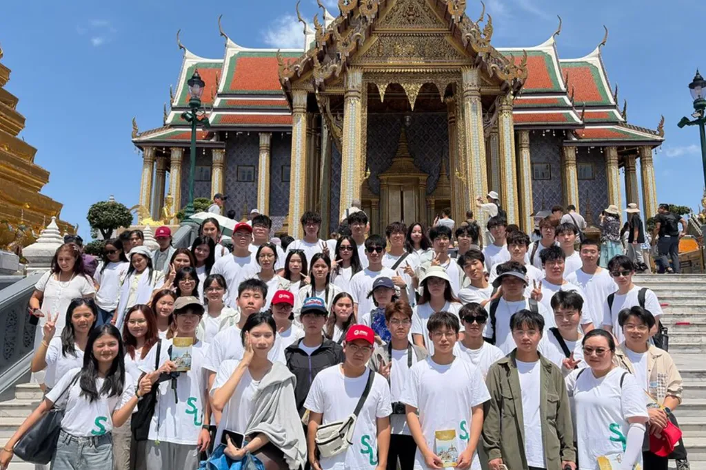 นักศึกษาจีนถ่ายภาพหมู่หน้าวัดไทยในโครงการแลกเปลี่ยน Jinbu