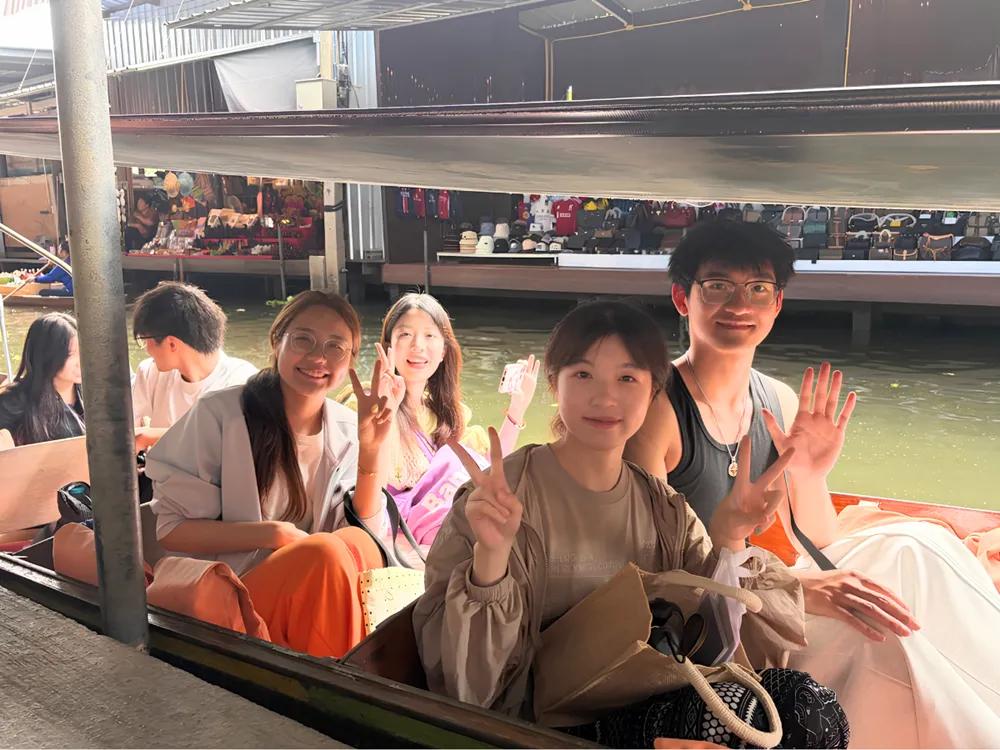 นักศึกษาจีนล่องเรือชมตลาดน้ำในกิจกรรมแลกเปลี่ยนวัฒนธรรม