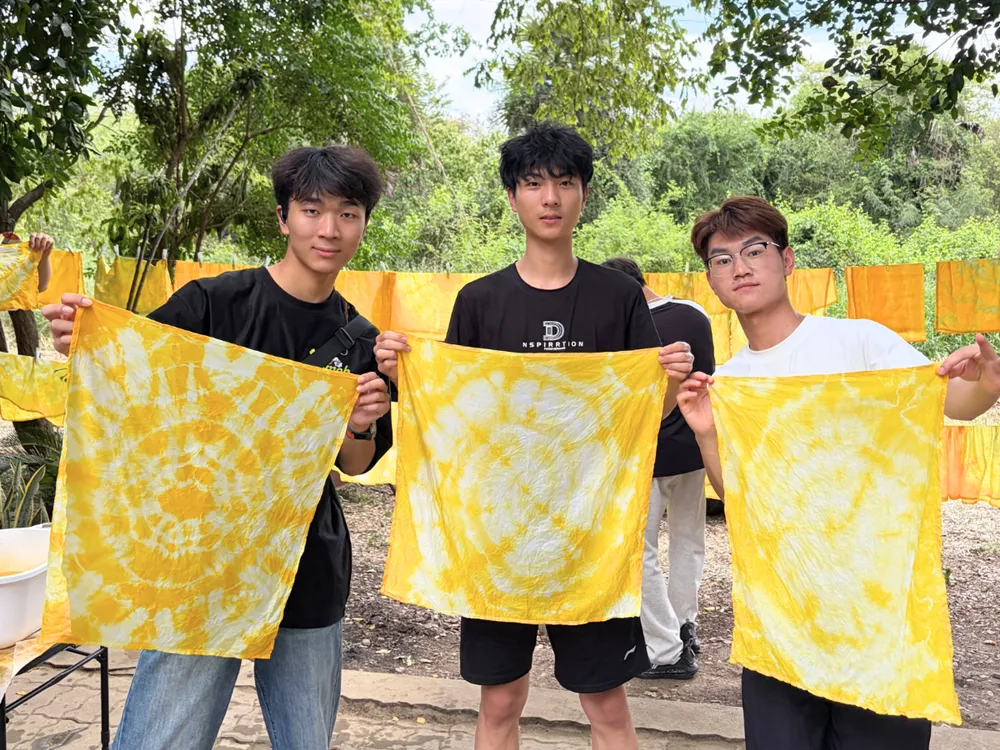 นักศึกษาจีนร่วมกิจกรรมย้อมผ้า Tie-dye ในโครงการแลกเปลี่ยน