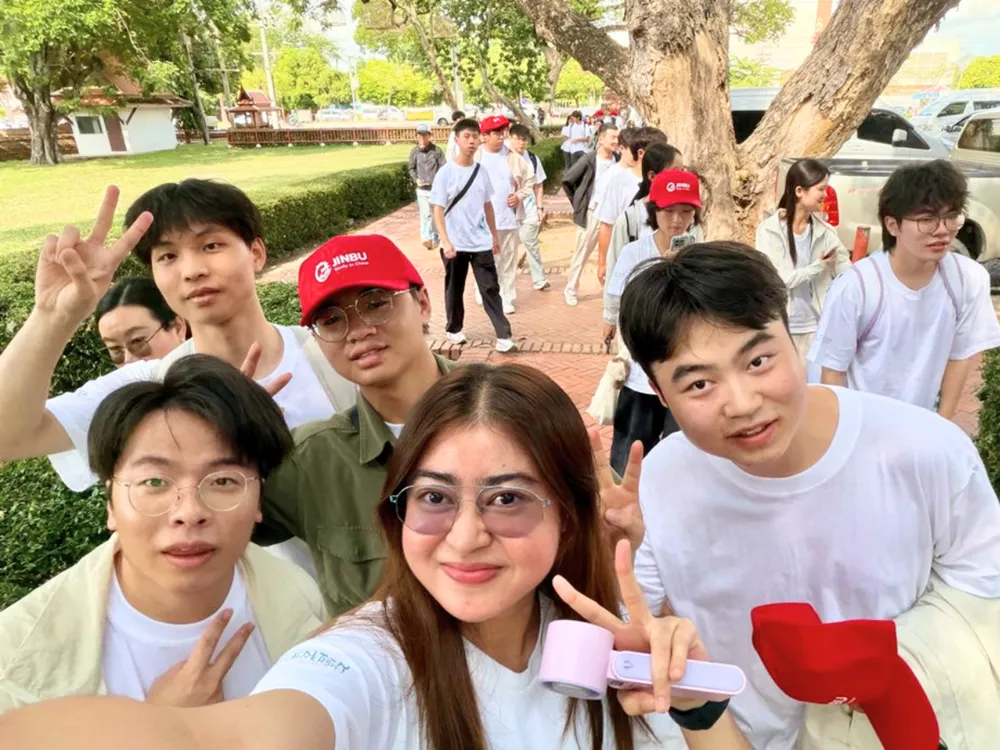 นักศึกษาจีนสวมหมวก JINBU ร่วมกิจกรรมกลางแจ้งในโครงการแลกเปลี่ยน