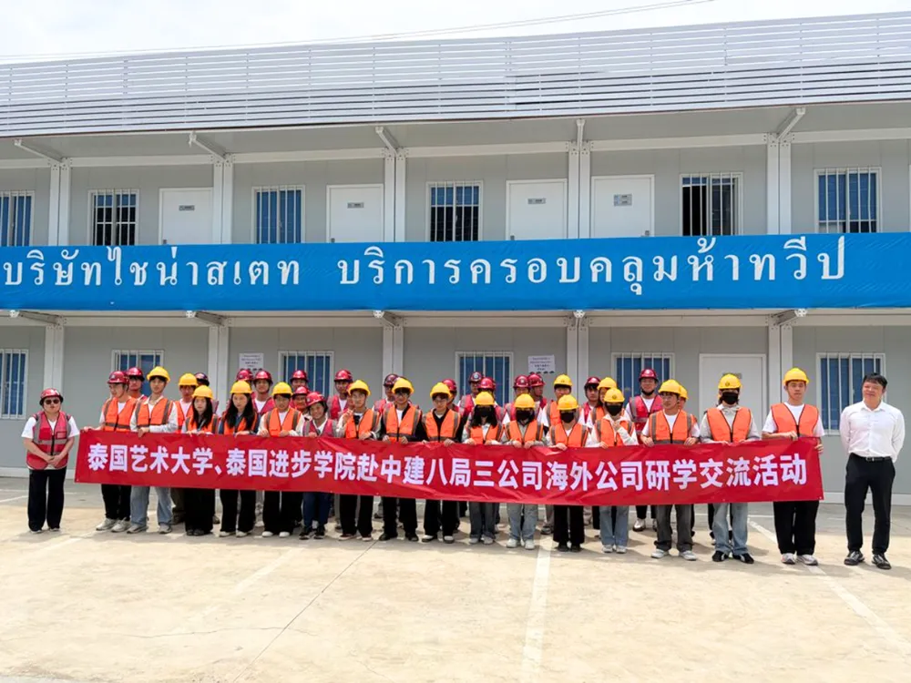 นักศึกษาจีนถือแบนเนอร์โครงการแลกเปลี่ยน ณ บริษัทก่อสร้าง China State
