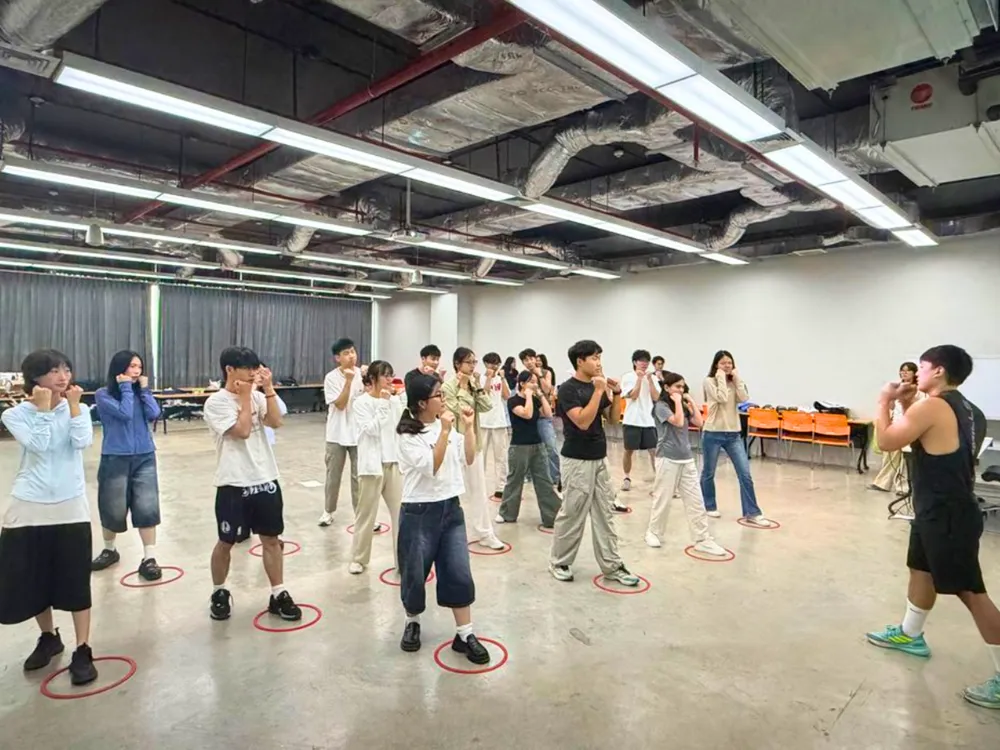 นักศึกษาจีนฝึกซ้อมศิลปะการต่อสู้ในห้องเรียนโครงการแลกเปลี่ยน