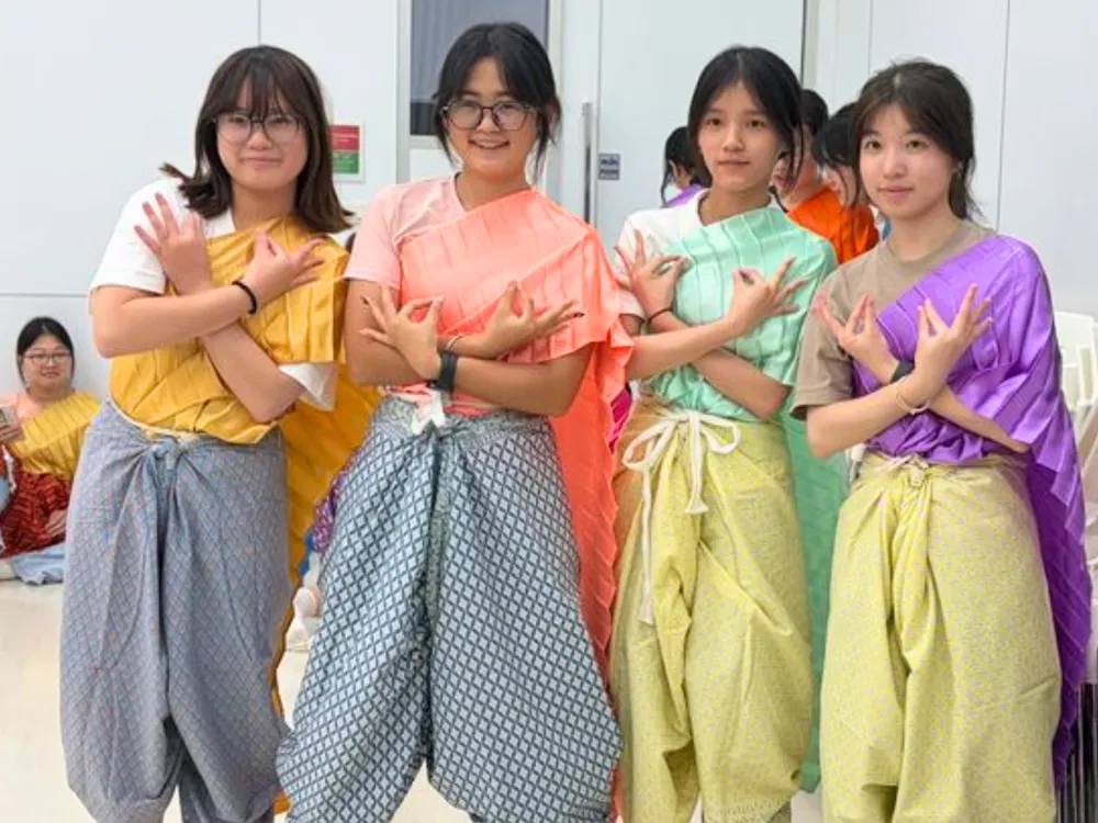 นักศึกษาจีนสวมชุดไทยร่วมกิจกรรมการแสดงวัฒนธรรมในโครงการแลกเปลี่ยน