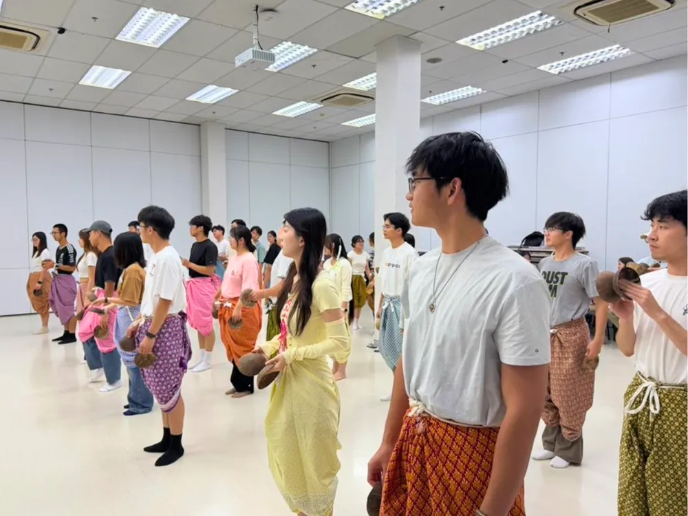 นักศึกษาจีนร่วมกิจกรรมเต้นรำและละเล่นไทยในห้องเรียนโครงการแลกเปลี่ยน