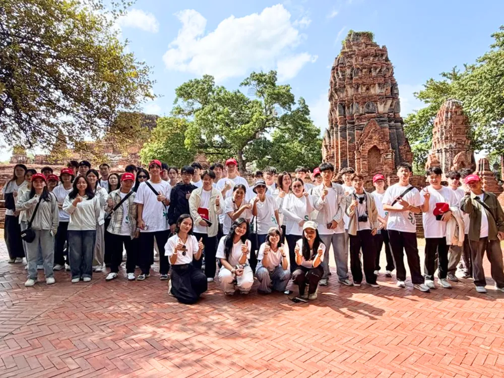 นักศึกษาจีนทัศนศึกษาที่โบราณสถานวัดอิฐแดงในประเทศไทย