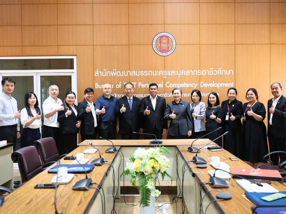 ผู้บริหารและครูผู้สอนภาษาจีนร่วมถ่ายภาพหมู่ในงานมอบประกาศนียบัตร