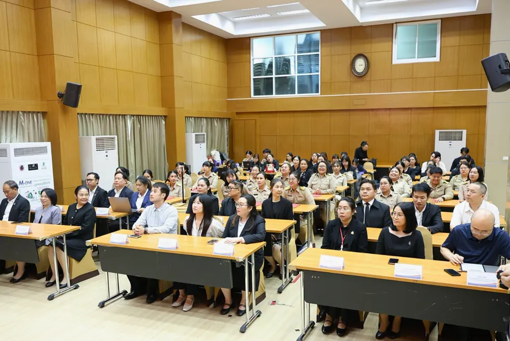 ผู้เข้าร่วมประชุมและอบรมเชิงปฏิบัติการนั่งฟังบรรยายในห้องประชุมใหญ่