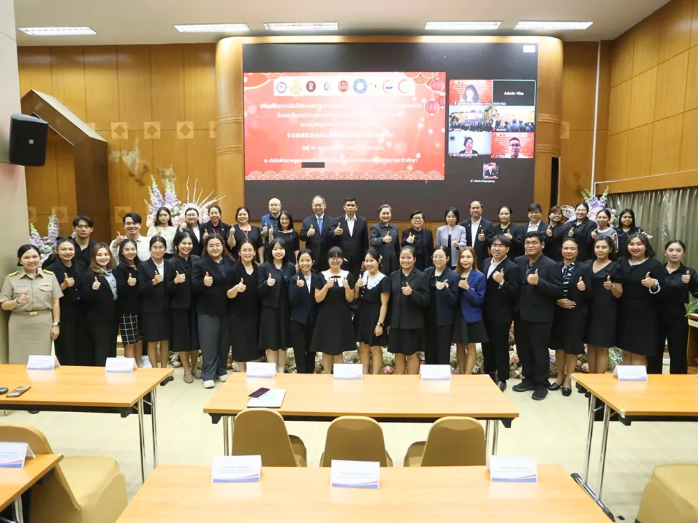 ผู้บริหารและครูผู้สอนภาษาจีนร่วมถ่ายภาพหมู่ในงานมอบประกาศนียบัตร