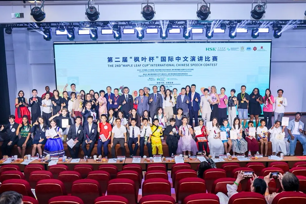 ผู้เข้าร่วมและกรรมการถ่ายภาพหมู่บนเวทีงาน Maple Leaf Cup International Chinese Speech Contest
