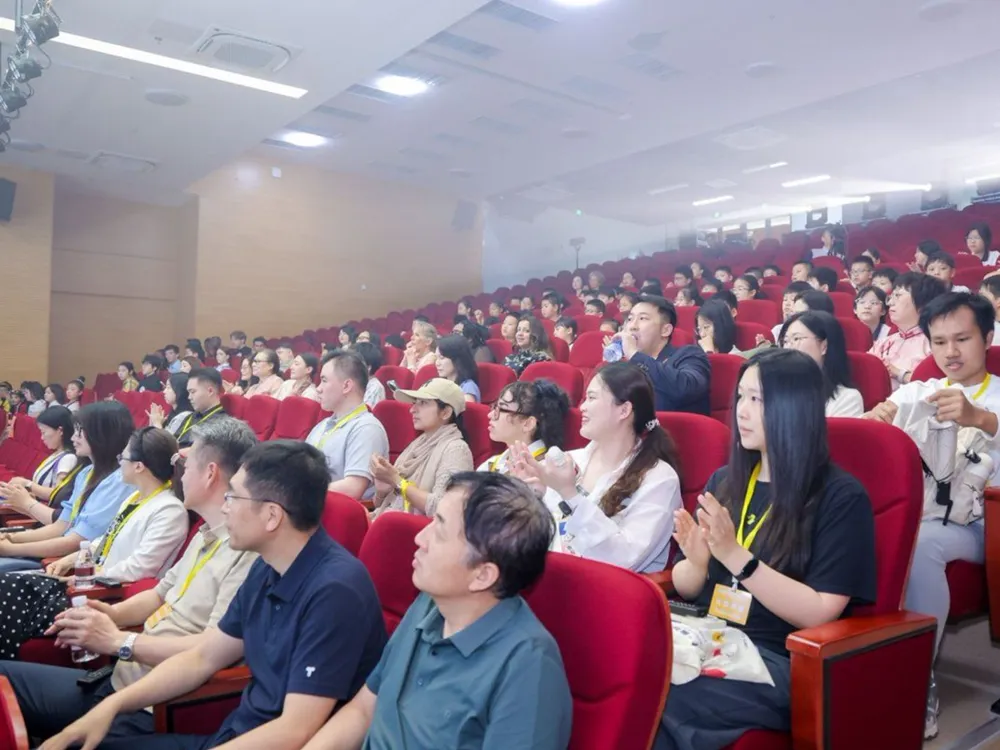 บรรยากาศห้องประชุมใหญ่ที่มีผู้เข้าร่วมงานสัมมนานั่งเต็มห้องประชุม
