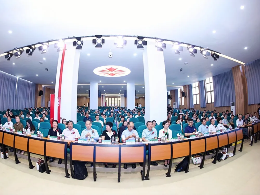 บรรยากาศห้องประชุมใหญ่ที่มีผู้เข้าร่วมงานสัมมนาด้านการศึกษา