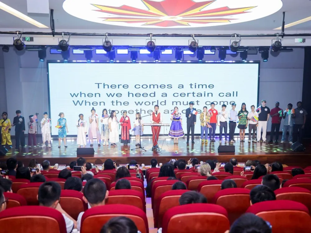 การแสดงบนเวทีในงานวัฒนธรรมนานาชาติ ผู้เข้าร่วมสวมชุดหลากหลายวัฒนธรรม