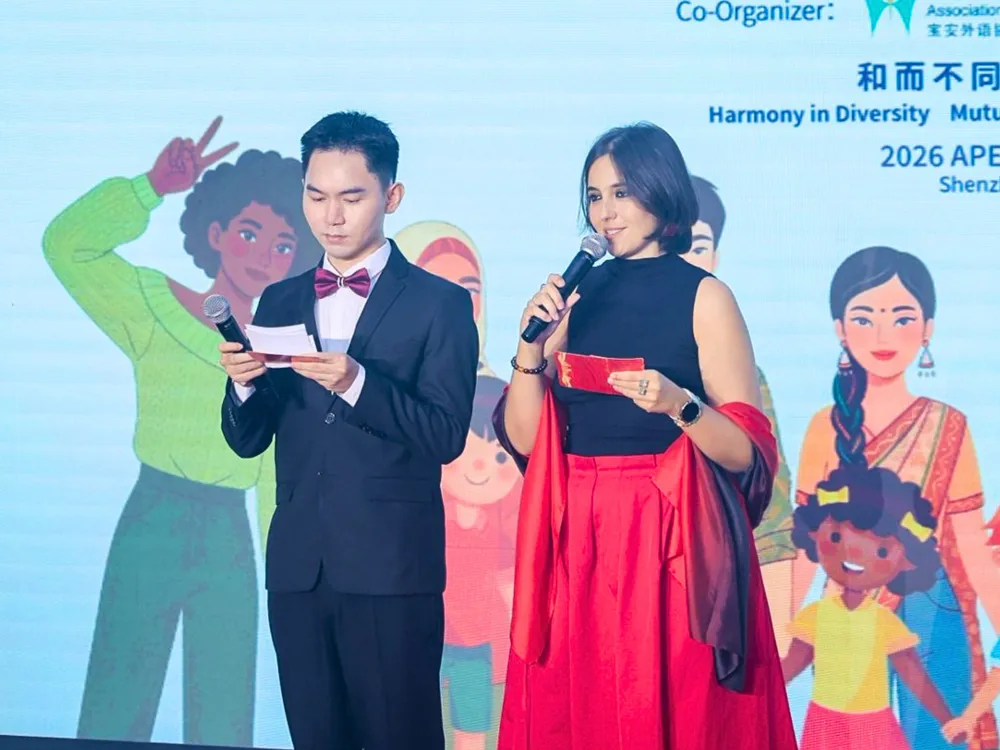 พิธีกรชายและหญิงกล่าวเปิดงานบนเวทีงาน APEC Shenzhen Harmony in Diversity