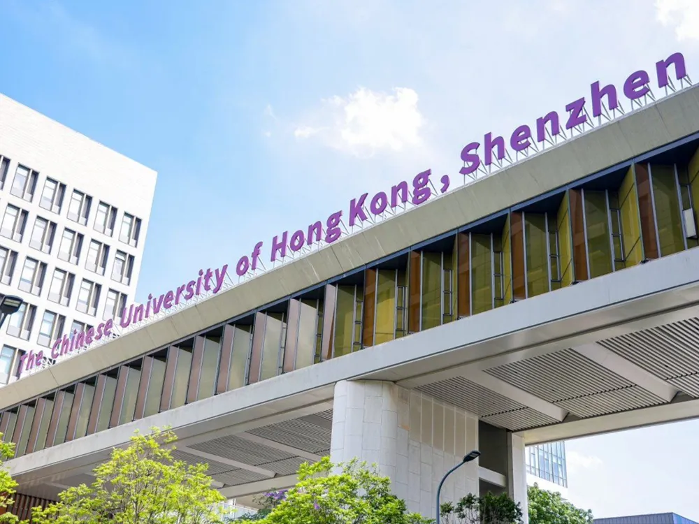 อาคารมหาวิทยาลัย Chinese University of Hong Kong Shenzhen พร้อมป้ายชื่อเด่นชัด