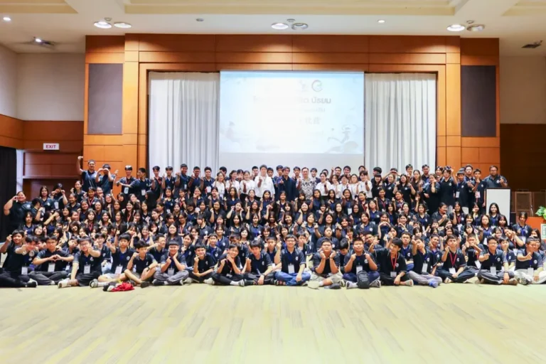 นักเรียนและครู Jinbu ถ่ายภาพหมู่ในงาน Jinbu Chinese Camp 2026 ณ ECO HOTEL จังหวัดชลบุรี