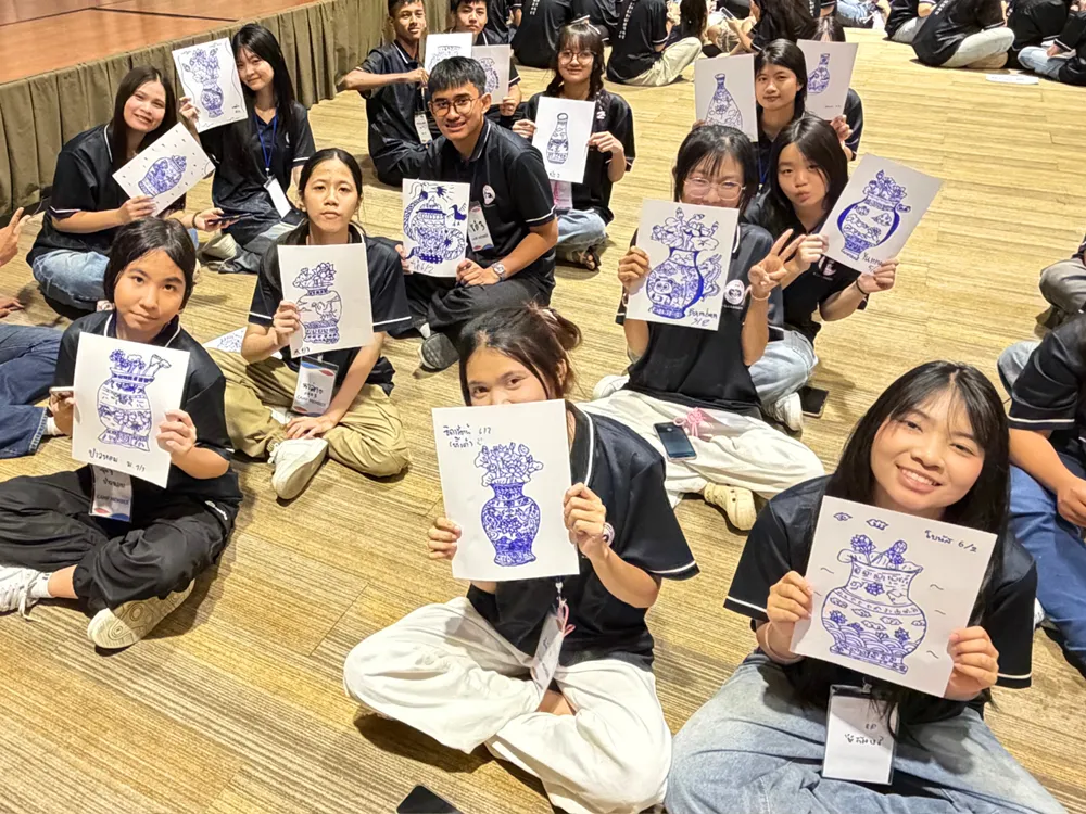 นักเรียนร่วมกิจกรรมวาดลายแจกันจีนใน Workshop ศิลปะค่าย Jinbu Chinese Camp 2026