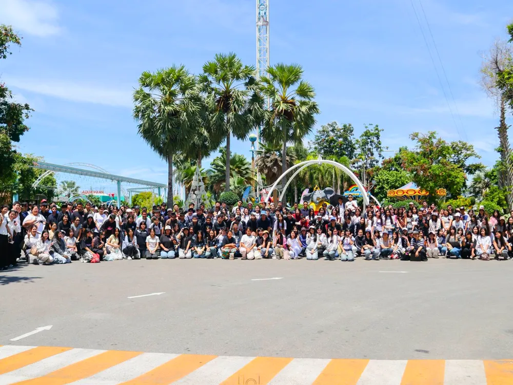 นักเรียนและครู Jinbu ถ่ายภาพหมู่กลางแจ้งที่ Aqua Park ในกิจกรรมค่ายภาษาและวัฒนธรรมจีน