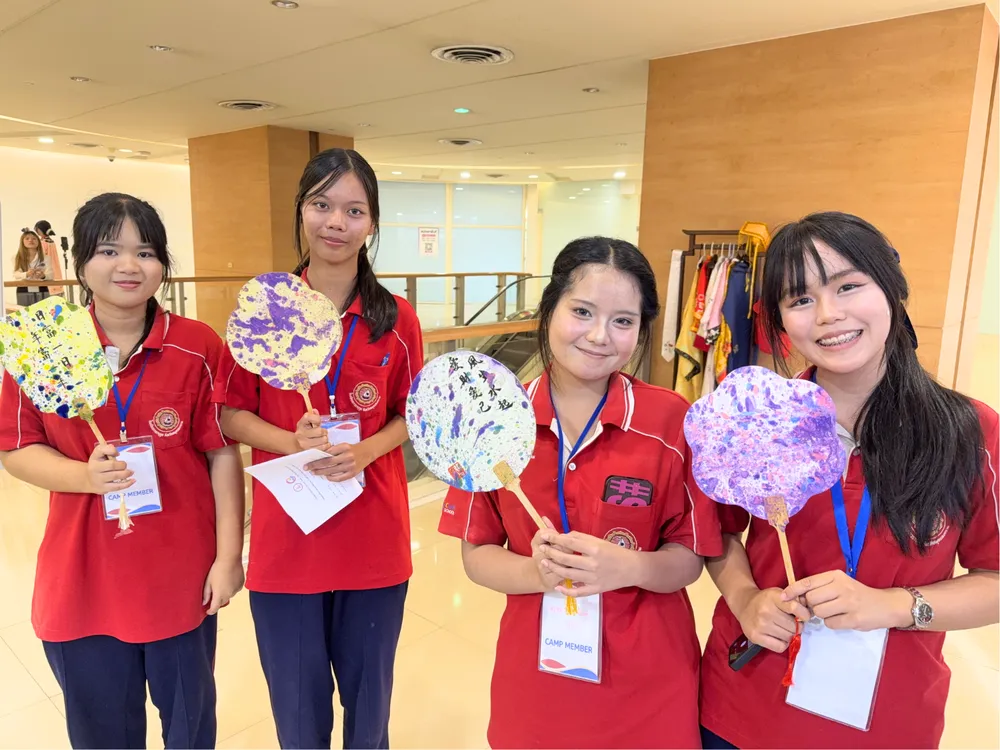 นักเรียนโรงเรียนถาวรานุกูลสวมเสื้อค่ายสีแดง ร่วมกิจกรรมศิลปะสร้างสรรค์ใน Jinbu Chinese Camp