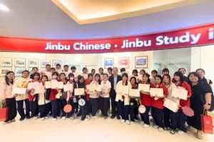นักเรียนโรงเรียนถาวรานุกูลถ่ายภาพหมู่พร้อมประกาศนียบัตรหน้าศูนย์ Jinbu