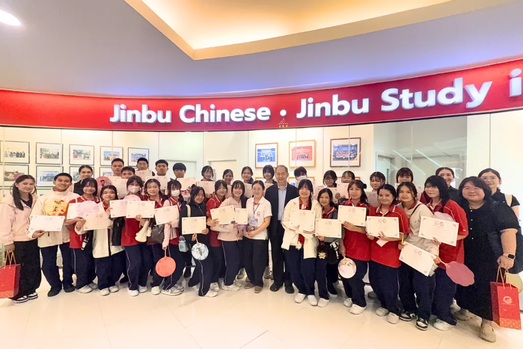 นักเรียนโรงเรียนถาวรานุกูลถ่ายภาพหมู่พร้อมประกาศนียบัตรหน้าศูนย์ Jinbu