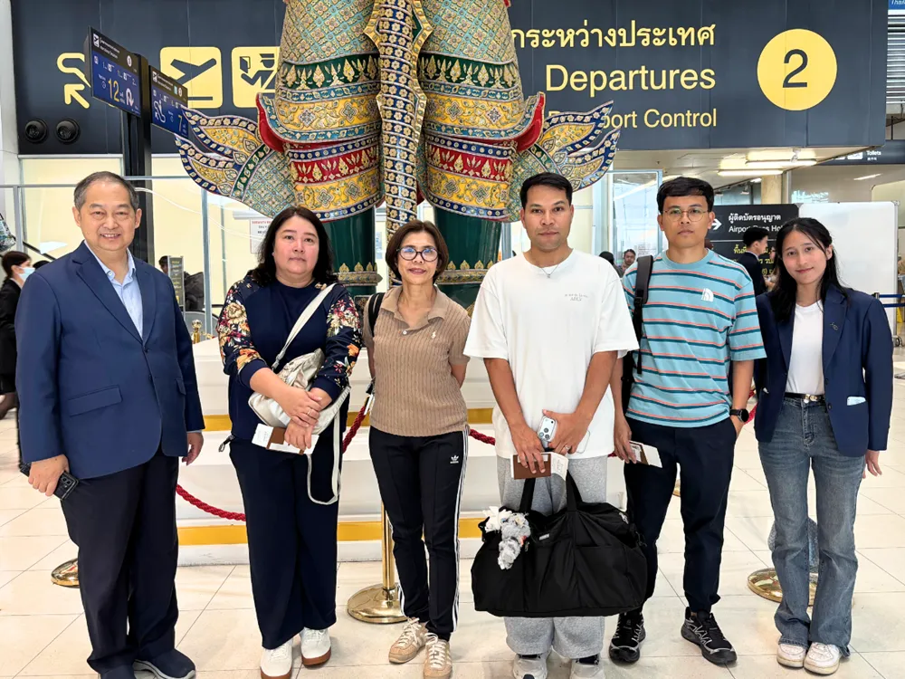 คณะอาจารย์ไทยถ่ายภาพที่สนามบินสุวรรณภูมิหน้าประติมากรรมยักษ์ไทย ก่อนเดินทางไปศึกษาดูงานจีน