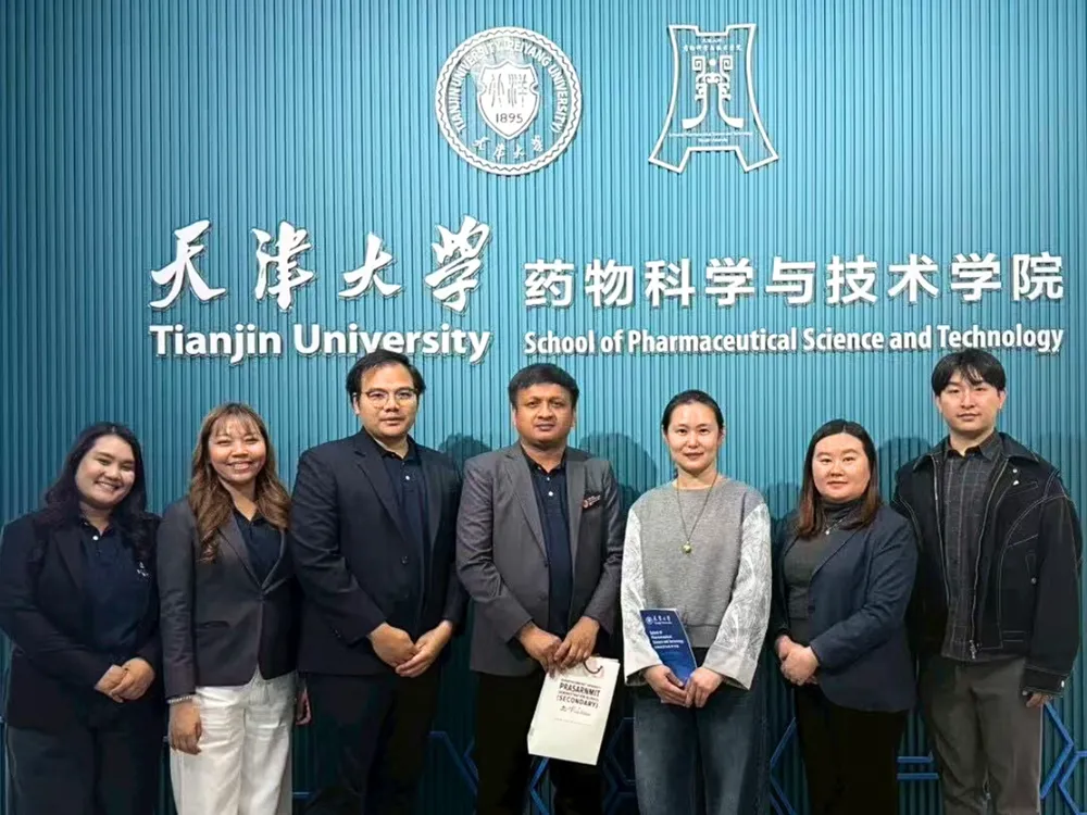 คณะอาจารย์ไทยถ่ายภาพหมู่หน้าป้าย Tianjin University School of Pharmaceutical Science and Technology