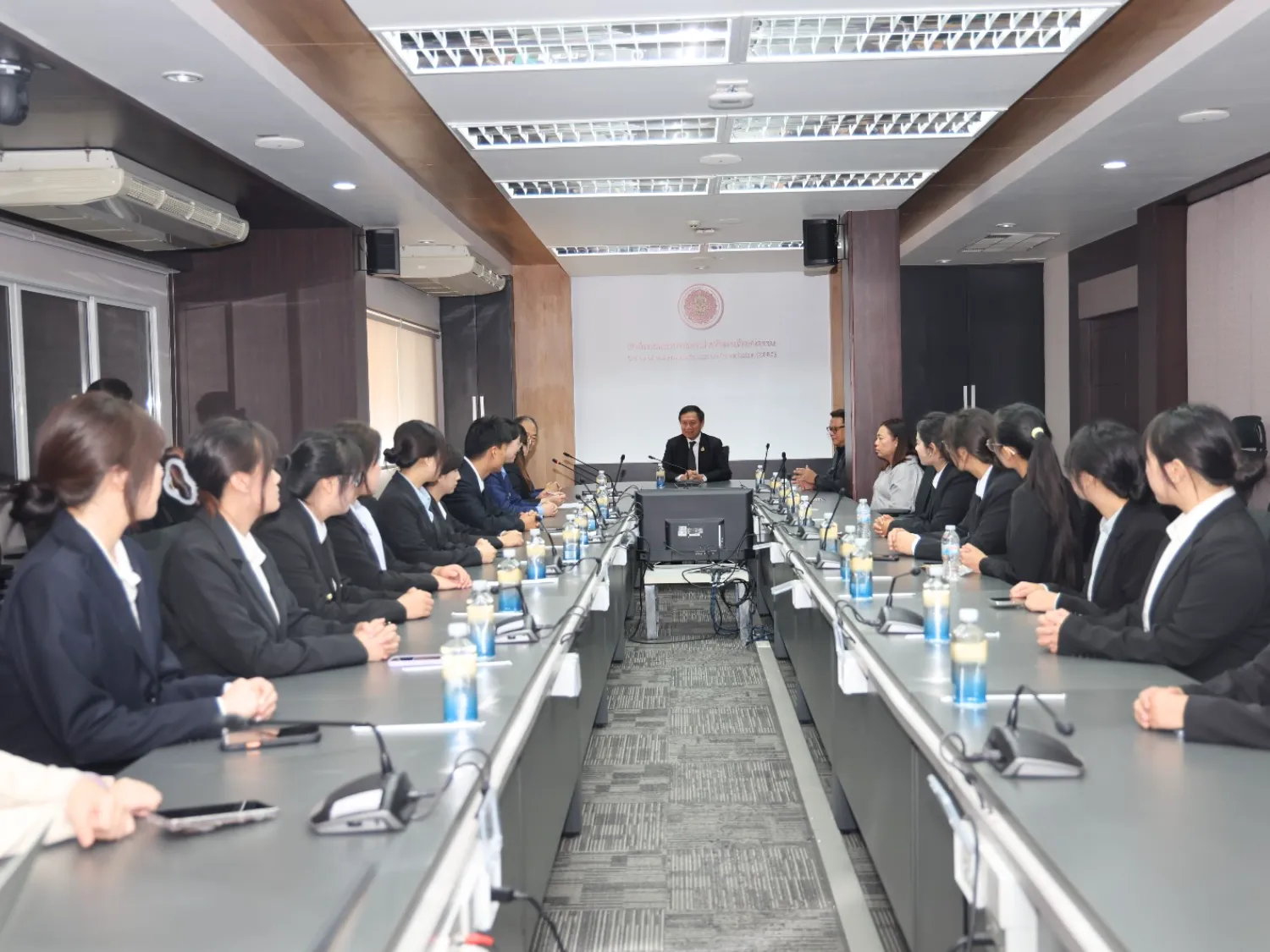 บรรยากาศการประชุมอย่างเป็นทางการระหว่างผู้บริหารและนักศึกษาฝึกสอนชาวจีน