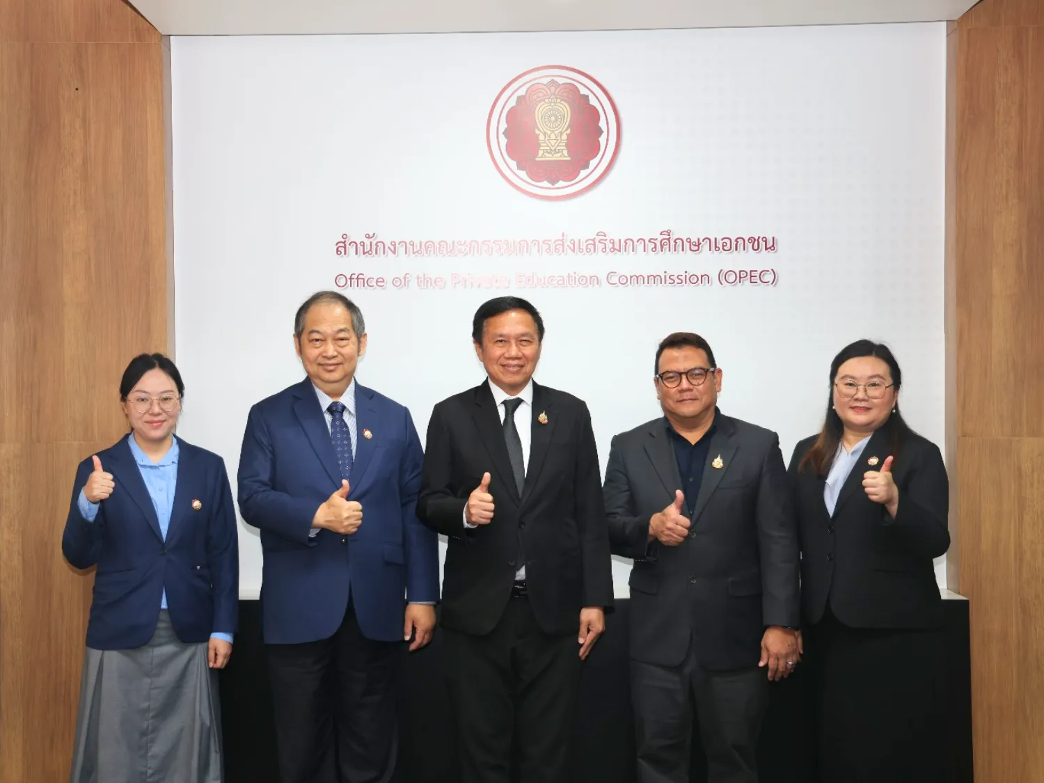 ผู้บริหารและนักศึกษาฝึกสอนชาวจีนถ่ายภาพหมู่หน้าสำนักงานคณะกรรมการส่งเสริมการศึกษาเอกชน (สช.)