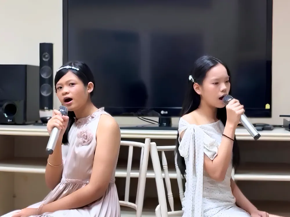 นักเรียนร่วมร้องเพลงจีนในกิจกรรมแข่งขัน Tuanjie Cup