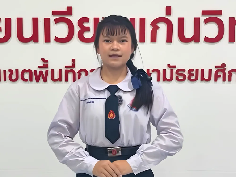 นักเรียนหญิงในชุดนักเรียนไทยเข้าร่วมแข่งขันสุนทรพจน์ภาษาจีน