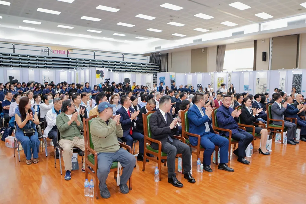 บรรยากาศผู้เข้าร่วมงานเทศกาลศิลปะอักษรจีนปรบมือชื่นชมการแสดงบนเวที