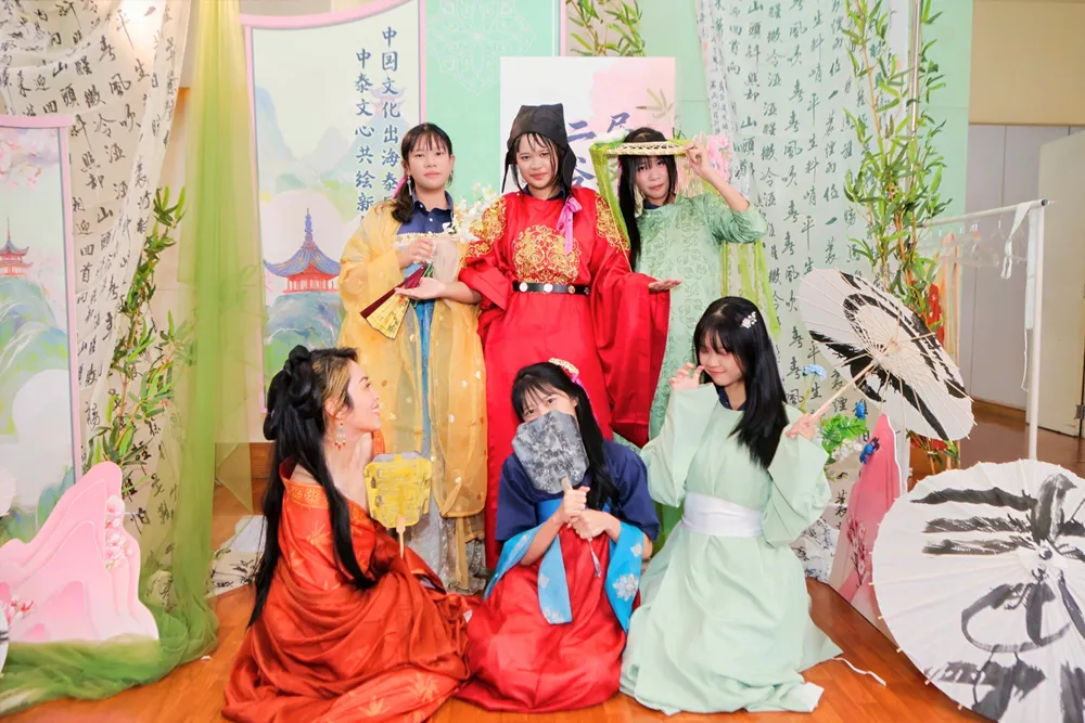 ผู้เข้าร่วมสวมชุดจีนโบราณหลากสี ร่วมกิจกรรมแลกเปลี่ยนวัฒนธรรมจีน–ไทย